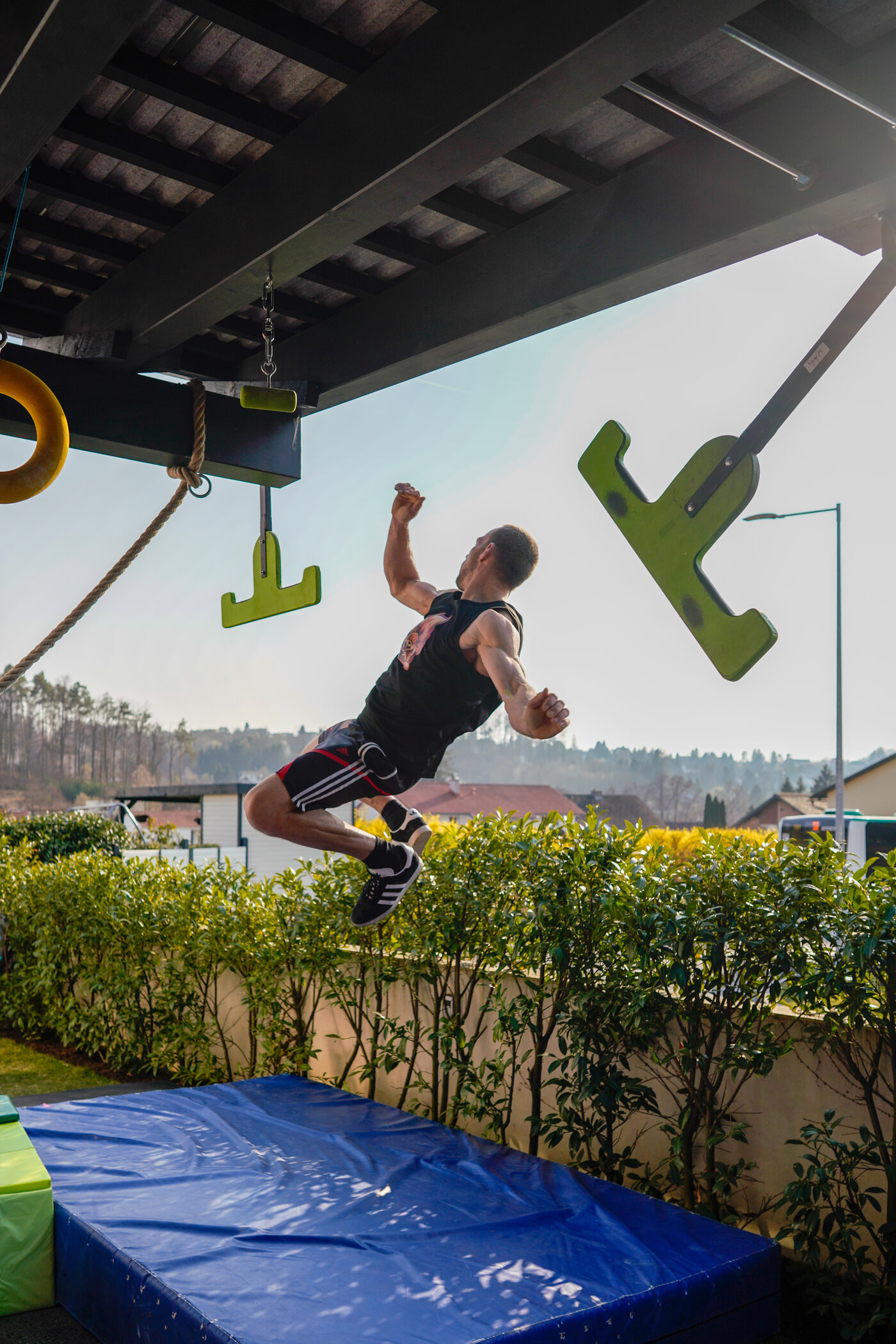 Athlet springt auf Wing Nuts bei einem Ninja-Bewerb