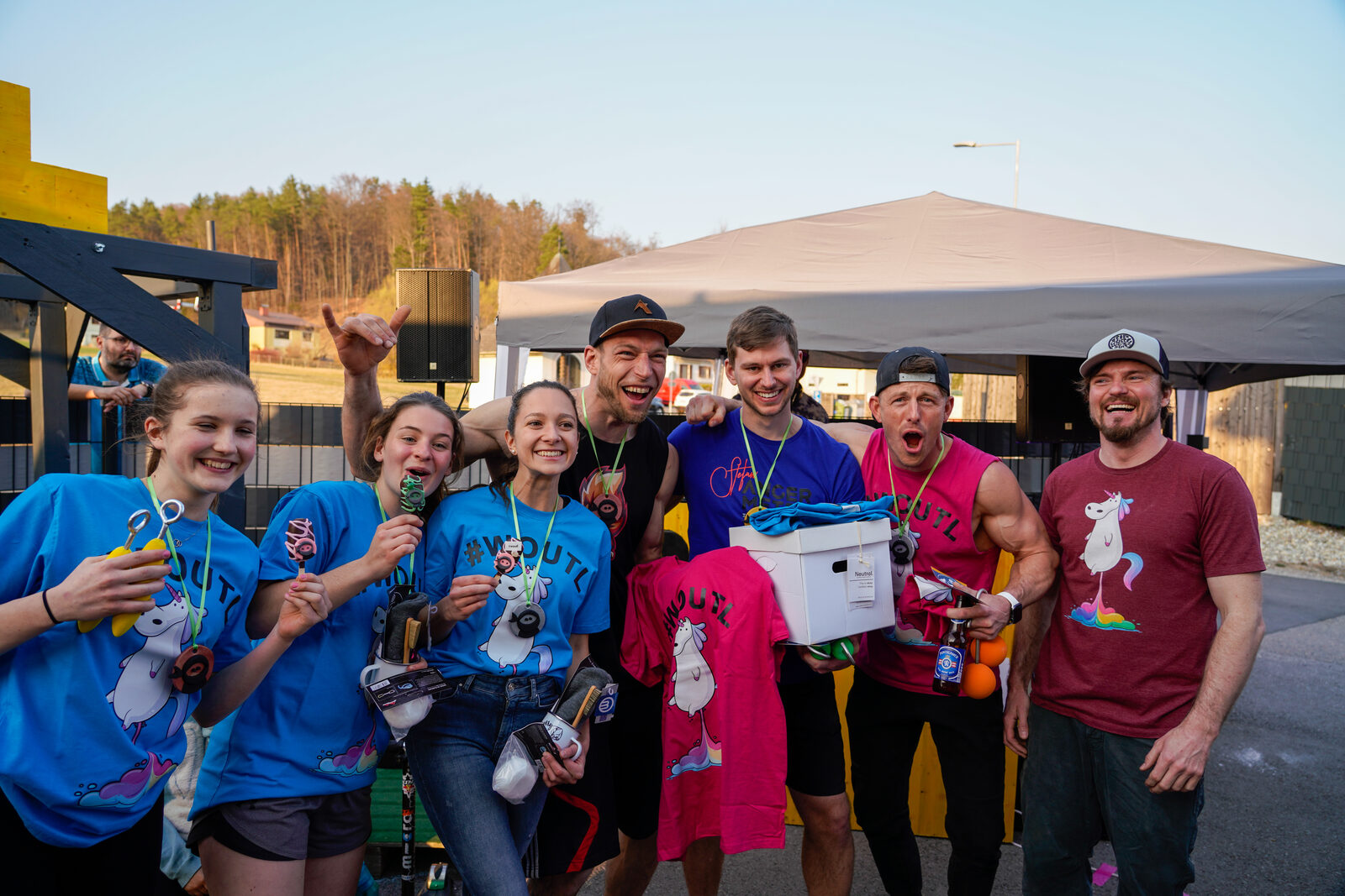 Gruppe bei der Siegerehrung in der Abendsonne mit T-Shirts und Geschenken